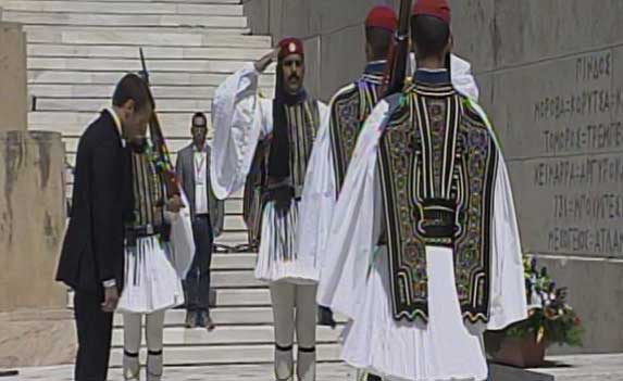 Το Παράσημο του Μεγαλόσταυρου του Σωτήρος απονέμεται στον Μακρόν